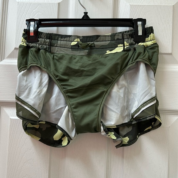 Lululemon Hotty Hot Low-Rise Short 2.5" - Picture 13 of 14